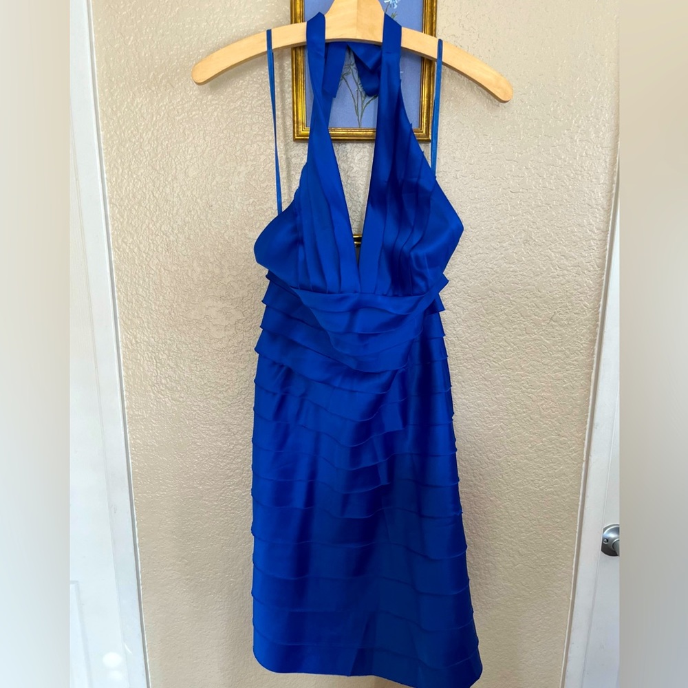 Gorgeous sapphire halter dress with flattering panels💙💙